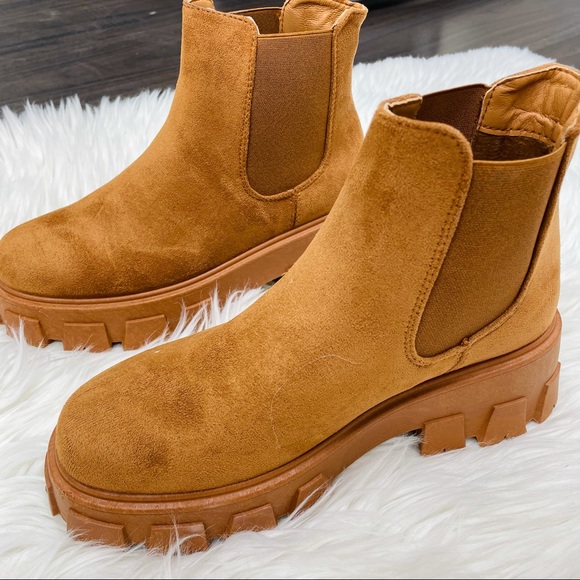 Tan lug sole boot - Picture 3 of 6